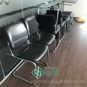 Thanh lý ghế chân quỳ bọc da của nội thất 190 mới 99,9%