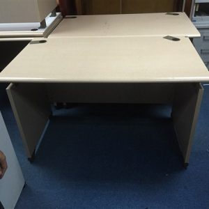 Thanh lý bàn làm việc Fami chính hãng kích thước 70x1m2 mới 98%