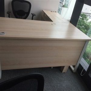 thanh lý 4 bàn góc L chân sắt mới 98%