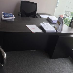 thanh lý 2 bàn giám đốc 70x 1m4 gỗ veneer có tủ phụ bàn màu đen mới 98%