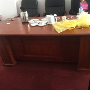 thanh lý bàn giám đốc 1m8x90 gỗ mdf mới 98%