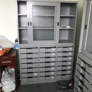thanh lý 2 tủ sắt cánh kính cánh lùa hoà phát mới 90%