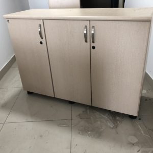 thanh lý tủ tài liệu hãng fami kích thước dài 1m2 cao 90cm sâu 40cm mới 90%